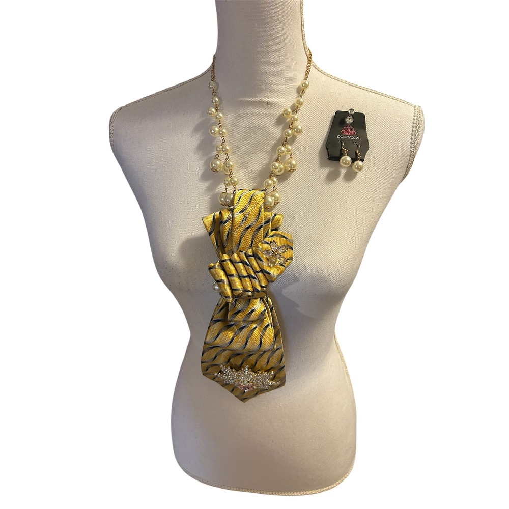 John Ashford Silk Statement Necklace Rhinestone Brooch Faux Pearl Earrings Set - Picture 10 of 10